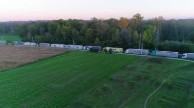 Tren engebeli kır yolu antenleri. Yüksek kalite 4k görüntü