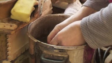 Mobilya restoratörü ve yardımcı atölyede çalışıyor. Yüksek kaliteli FullHD görüntüler