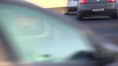 Sabah trafiğinde araba egzozu. Yüksek kaliteli FullHD görüntüler