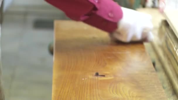 Mobilya Restoratörü Yardımcı Atölyede Çalışıyor Yüksek Kaliteli Fullhd Görüntüler — Stok video