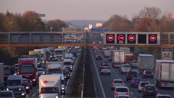 Embouteillage Sur Autoroute Autrichienne Des Images Fullhd Haute Qualité — Video