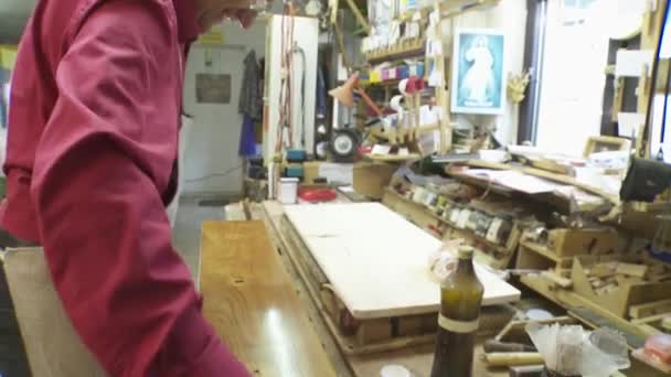 Реставратор Мебели Помощник Работающий Мастерской Высококачественные Fullhd Кадры — стоковое видео