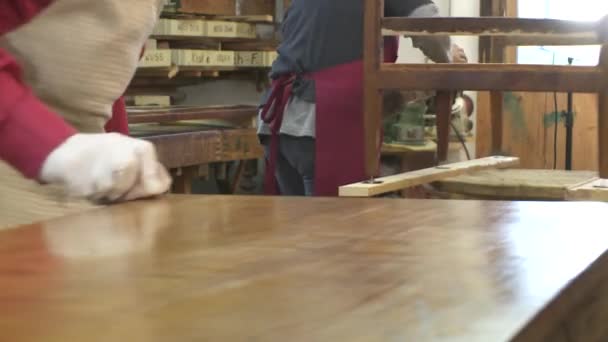 Restauratore Mobili Aiutante Che Lavora Officina Filmati Fullhd Alta Qualità — Video Stock