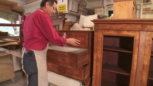 Restaurador Muebles Ayudante Trabajo Taller Imágenes Fullhd Alta Calidad — Vídeo de stock