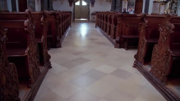オルガン付きのバロック様式の教会を散策 高品質4K映像 — ストック動画