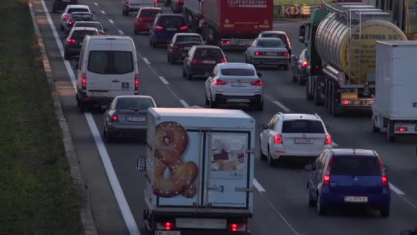 Avusturya Otoyolunda Trafik Sıkışıklığı Yüksek Kaliteli Fullhd Görüntüler — Stok video