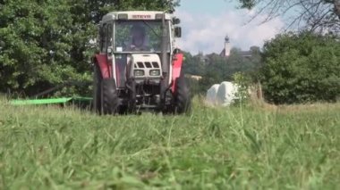Yazın çim biçen traktör. Yüksek kaliteli FullHD görüntüler