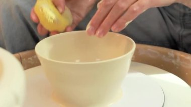 Çömlekçilikle kil oluşturan kadın sanatçı. Yüksek kaliteli FullHD görüntüler