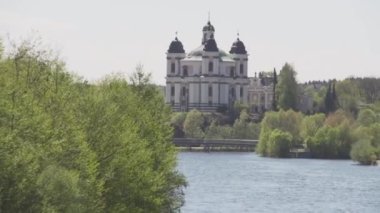 Rokoko 'daki Stadlpaura Trinity Kilisesi Traun Nehri' nde. Yüksek kaliteli FullHD görüntüler