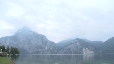 Traunsee ve Traunstein ile Traunkirchen manzarası. Yüksek kaliteli FullHD görüntüler