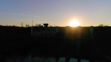 Traun hidroelektrik santralinde gün batımı. Yüksek kalite 4k görüntü