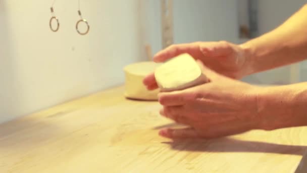 Artystka Tworząca Glinę Kołem Garncarskim Ceramice Wysokiej Jakości Materiał Filmowy — Wideo stockowe