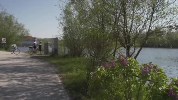 Wiosną Rzeka Traun Rowerzystami Wysokiej Jakości Materiał Filmowy Fullhd — Wideo stockowe