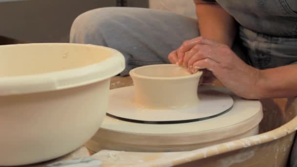 女艺术家用陶瓷轮在陶器中形成粘土 优质Fullhd影片 — 图库视频影像