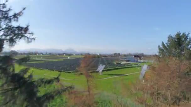 Luchtfoto Van Solarfarm Met Snelwegverkeer Hoge Kwaliteit Beeldmateriaal — Stockvideo