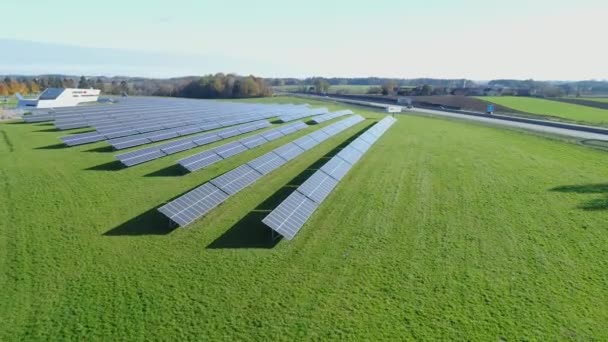 Luchtfoto Van Solarfarm Met Snelwegverkeer Hoge Kwaliteit Beeldmateriaal — Stockvideo