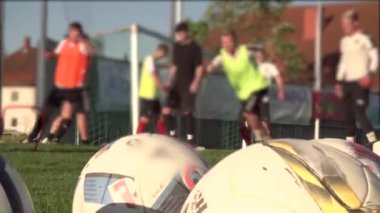 Akşam ışığında top ve erkek futbol antrenmanı. Yüksek kaliteli FullHD görüntüler