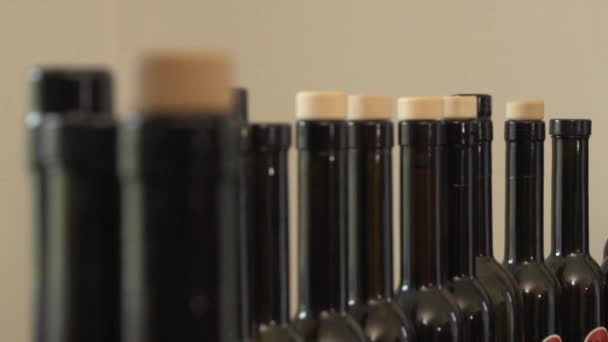 Flaschenhals Von Weinflaschen Schließen Sich Hochwertiges Fullhd Filmmaterial — Stockvideo