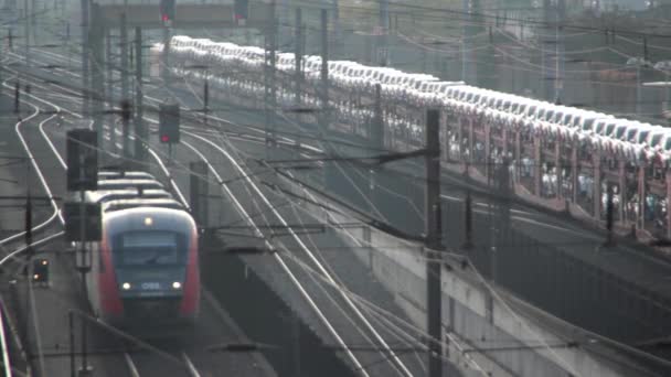 铁路轨道上的汽车装载在货运列车和客运列车上 优质Fullhd影片 — 图库视频影像