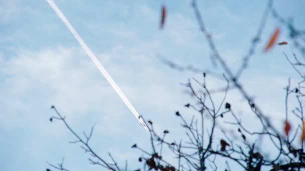 Jet Αεροπλάνο Tele Πυροβόλησε Contrails Υψηλής Ποιότητας Πλάνα — Αρχείο Βίντεο