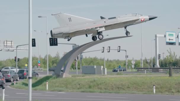 德雷克喷气式战斗机在上奥地利的公路附近展出 高质量的4K镜头 — 图库视频影像
