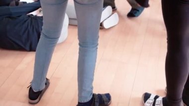 Öğrenciler okulda oyun oynuyorlar. Yüksek kalite 4k görüntü