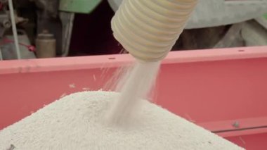 Gübre dağıtıcısı dolduruluyor. Yüksek kalite 4k görüntü