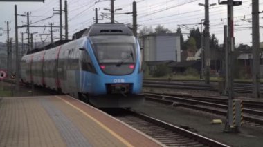 İstasyondan ayrılan iki tren. Yüksek kaliteli FullHD görüntüler