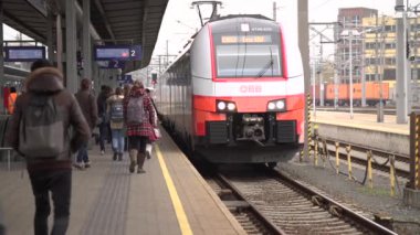Avusturya tren istasyonuna giriş. Yüksek kaliteli FullHD görüntüler