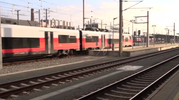 Entrada Tren Estación Austriaca Imágenes Fullhd Alta Calidad — Vídeos de Stock