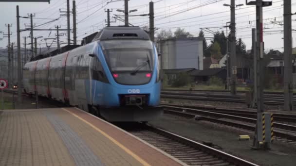 Två Tåg Avgår Från Stationen Högkvalitativ Fullhd Film — Stockvideo