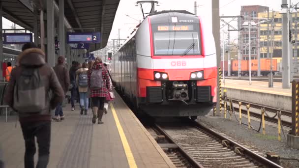 Entrada Tren Estación Austriaca Imágenes Fullhd Alta Calidad — Vídeos de Stock