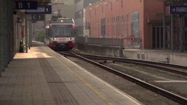 Ingang Van Trein Het Oostenrijkse Station Hoge Kwaliteit Fullhd Beeldmateriaal — Stockvideo