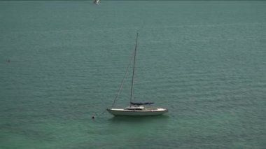 Yelkenli tekneleri ve iskelesi olan Attersee Gölü. Yüksek kaliteli FullHD görüntüler