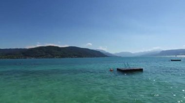 Yazın Attersee Gölü 'nde banyo. Yüksek kaliteli FullHD görüntüler