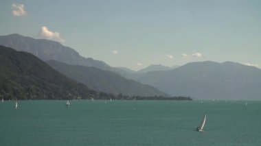 Avusturya 'nın yukarı kesimlerindeki Attersee Gölü yaz günü. Yüksek kaliteli FullHD görüntüler