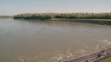 Tuna Nehri 'ndeki hidroelektrik santrali. Yüksek kalite 4k görüntü