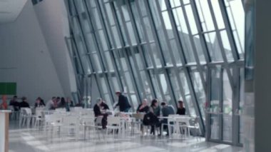 Kampüs hayatı, derslere giden öğrencilerle dolu. Yüksek kalite 4k görüntü