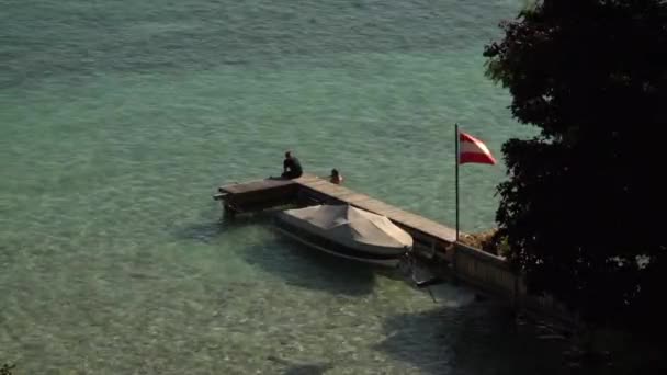 Lago Attersee Con Barca Vela Pontile Con Bandiera Austriaca Filmati — Video Stock