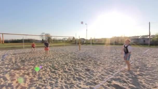 Beachvolleyballfeld Mit Mannschaftsspielen Hochwertiges Fullhd Filmmaterial — Stockvideo