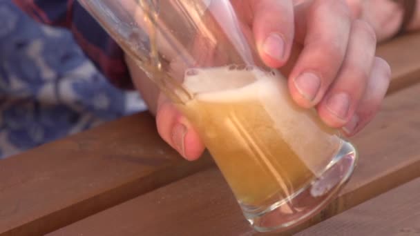 Bier Glas Met Schuim Hoge Kwaliteit Fullhd Beeldmateriaal — Stockvideo