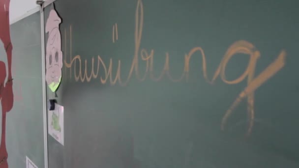 学校の黒板はドイツ語で宿題を言っています 高品質のフルHd映像 — ストック動画