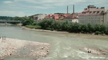 Enns Nehri kavşağındaki Steyr nehri ağzı. Yüksek kalite 4k görüntü