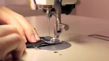 Dikiş makinesi ve iğneleri olan bir terzi. Yüksek kaliteli FullHD görüntüler