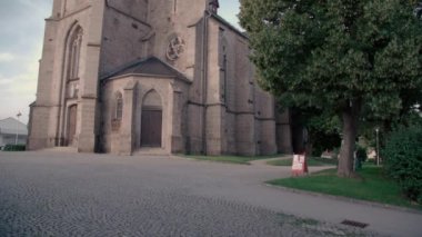 Avusturya Pregarten 'deki gotik Katolik kilisesi. Yüksek kalite 4k görüntü