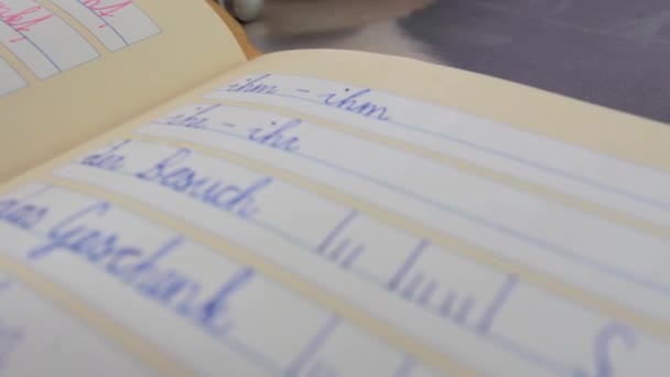 Papan Tulis Sekolah Mengatakan Pekerjaan Rumah Dalam Bahasa Jerman Rekaman — Stok Video