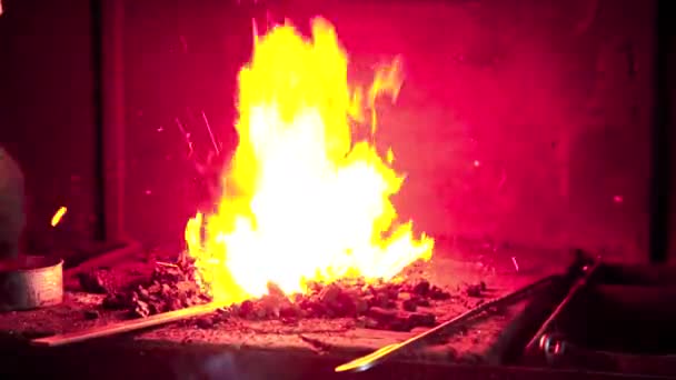 Demirci Dökümhanede Çalışıyor Kızgın Demir Dövüyor Yüksek Kaliteli Fullhd Görüntüler — Stok video