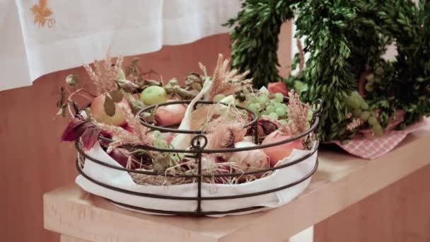 Fruchtring Bei Dankgottesdienst Der Kirche Hochwertiges Filmmaterial — Stockvideo