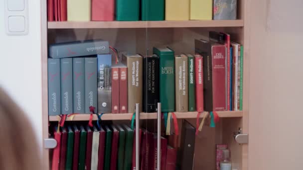 Kitap Rafında Katolik Ayin Kitapları Yüksek Kalite Görüntü — Stok video