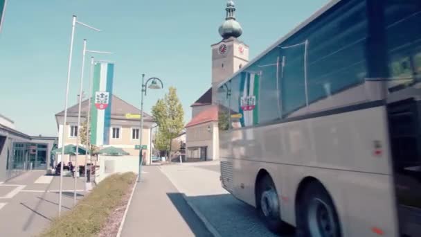 开往上奥地利Niederneukirchen镇广场的公共汽车 高质量的4K镜头 — 图库视频影像